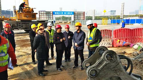 區(qū)建設(shè)局調(diào)研體育中心軍運會場館建設(shè)(圖1)