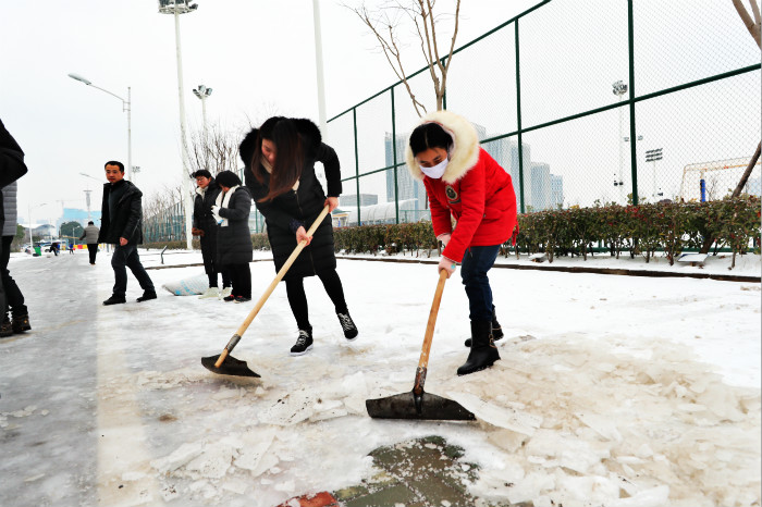 一場(chǎng)雪，體育中心美得不要不要的</br>但最美的風(fēng)景還是他們(圖9)