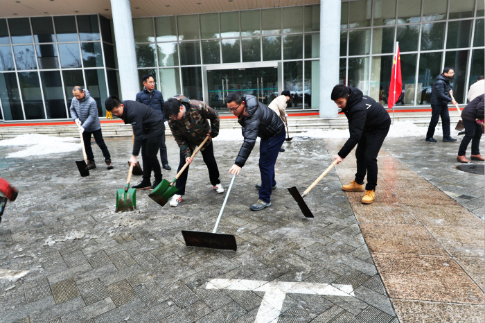 一場(chǎng)雪，體育中心美得不要不要的</br>但最美的風(fēng)景還是他們(圖12)