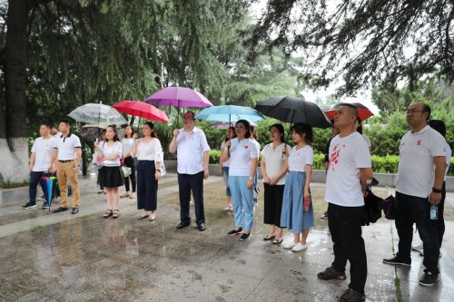 “瞻仰革命先烈 傳承紅色精神” ——公司全體黨員、入黨積極分子參觀向警予烈士陵園(圖2)