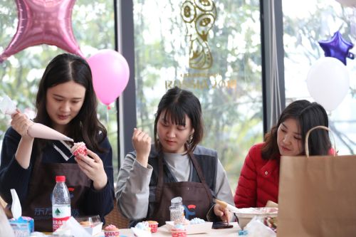 巧手做糕點(diǎn)，甜蜜迎佳節(jié) ▏武漢體育中心舉行“三八”婦女節(jié)關(guān)愛活動(dòng)(圖2)