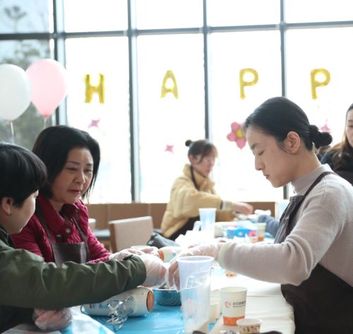 巧手做糕點(diǎn)，甜蜜迎佳節(jié) ▏武漢體育中心舉行“三八”婦女節(jié)關(guān)愛活動(dòng)(圖3)