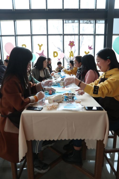巧手做糕點(diǎn)，甜蜜迎佳節(jié) ▏武漢體育中心舉行“三八”婦女節(jié)關(guān)愛活動(dòng)(圖6)