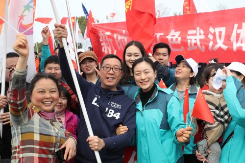 “與軍運同行”徒步活動上演“快閃”  武漢體育中心作為企業(yè)代表隊第一方陣登場(圖1)