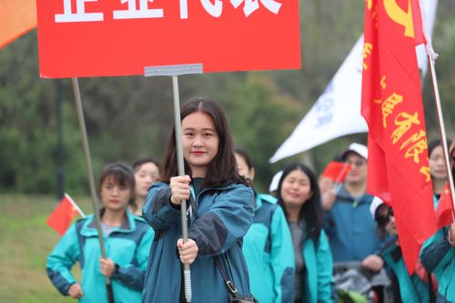 “與軍運同行”徒步活動上演“快閃”  武漢體育中心作為企業(yè)代表隊第一方陣登場(圖13)