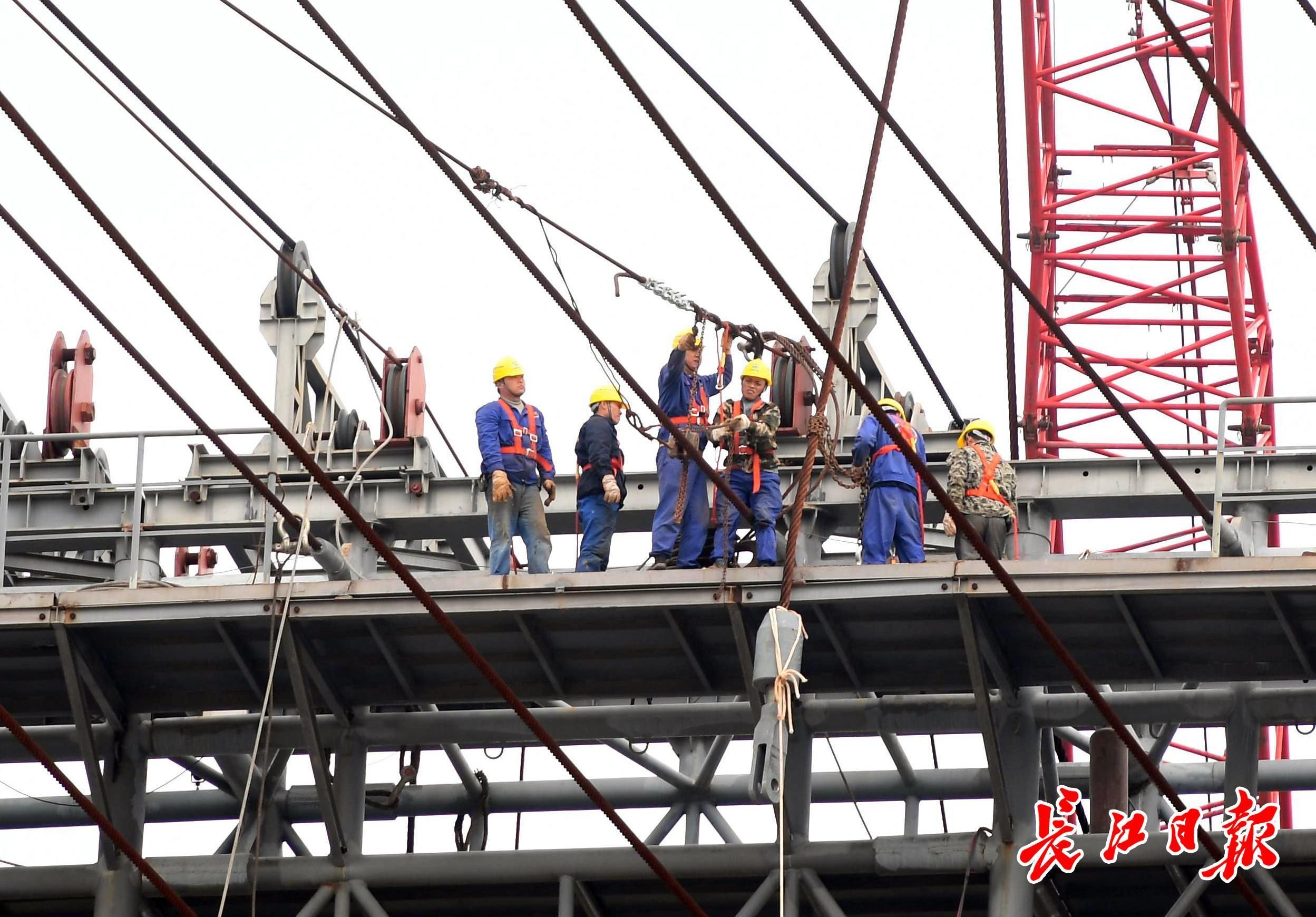軍運會開幕式“幕后英雄”威亞塔開始拆除，1500噸回收鋼材將建籃球場等